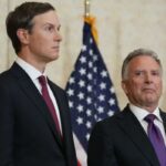Jared Kushner e Steve Witkoff ouvindo durante uma entrevista coletiva com o vice-presidente dos EUA.