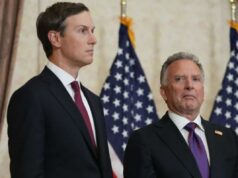Negociadores dos EUA vão ao Paquistão no sábado para negociações com o Irã, confirma a Casa Branca Jared Kushner e Steve Witkoff ouvindo durante uma entrevista coletiva com o vice-presidente dos EUA.