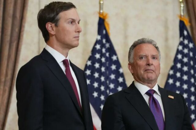 Jared Kushner e Steve Witkoff ouvindo durante uma entrevista coletiva com o vice-presidente dos EUA.