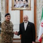 Esta fotografia tirada e divulgada pelo Gabinete do Primeiro Ministro do Paquistão em 15 de abril de 2026 mostra o príncipe herdeiro da Arábia Saudita, Mohammed bin Salman (R), cumprimentando o primeiro-ministro do Paquistão, Shehbaz Sharif, antes de sua reunião em Jeddah.