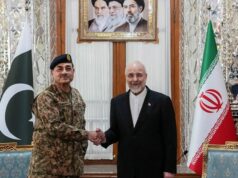 Nenhuma data definida para negociações EUA-Irã, enquanto o Paquistão pressiona para manter viva a diplomacia Esta fotografia tirada e divulgada pelo Gabinete do Primeiro Ministro do Paquistão em 15 de abril de 2026 mostra o príncipe herdeiro da Arábia Saudita, Mohammed bin Salman (R), cumprimentando o primeiro-ministro do Paquistão, Shehbaz Sharif, antes de sua reunião em Jeddah.