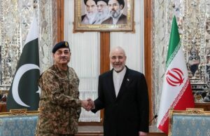 Nenhuma data definida para negociações EUA-Irã, enquanto o Paquistão pressiona para manter viva a diplomacia Esta fotografia tirada e divulgada pelo Gabinete do Primeiro Ministro do Paquistão em 15 de abril de 2026 mostra o príncipe herdeiro da Arábia Saudita, Mohammed bin Salman (R), cumprimentando o primeiro-ministro do Paquistão, Shehbaz Sharif, antes de sua reunião em Jeddah.