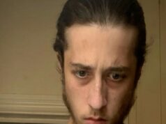 Neo-nazista é considerado culpado de planejar ataque com arma de fogo em massa após ser pego por uma armação secreta do MI5 Alfie Coleman, então com 19 anos, foi mantido do lado de fora de um supermercado Morrisons em Stratford, leste de Londres, depois de trocar £ 3.500 por uma arma e munição em setembro de 2023.