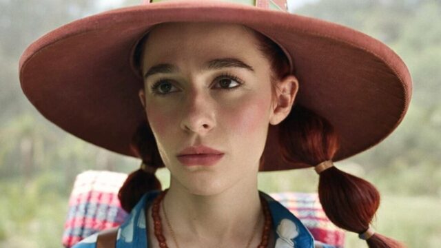 Netflix encerra especulações sobre a terceira temporada de ‘One Piece’ A woman with red hair and a red, wide-brimmed hat