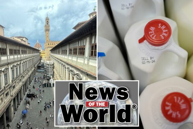 Vista do pátio interno do Museu Uffizi em Florença, Itália, com pessoas no térreo.