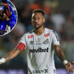 Neymar reagindo durante uma partida do campeonato brasileiro de futebol.