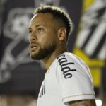Neymar sai de campo com as mãos nas orelhas após craque ser vaiado durante Santos x Fluminense