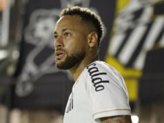 Neymar sai de campo com as mãos nas orelhas após craque ser vaiado durante Santos x Fluminense Neymar sai de campo com as mãos nas orelhas após craque ser vaiado durante Santos x Fluminense