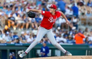 Nick Lodolo, dos Reds, sai da reabilitação de lesão e começa cedo com bolha no dedo arremessador O arremessador do Cincinnati Reds, Nick Lodolo, no monte durante um jogo de treinamento de primavera.