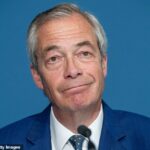 O líder da Reforma, Nigel Farage, está enfrentando dúvidas sobre seu plano para que um milhão de migrantes deixem a Grã-Bretanha voluntariamente se cada um receber £ 1.000. Na foto: Farage falou durante a conferência de imprensa em Westminster na segunda-feira