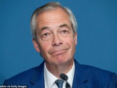 Nigel Farage enfrenta dúvidas sobre seus planos de oferecer aos migrantes £ 1.000 cada e uma passagem de avião para deixar a Grã-Bretanha O líder da Reforma, Nigel Farage, está enfrentando dúvidas sobre seu plano para que um milhão de migrantes deixem a Grã-Bretanha voluntariamente se cada um receber £ 1.000. Na foto: Farage falou durante a conferência de imprensa em Westminster na segunda-feira