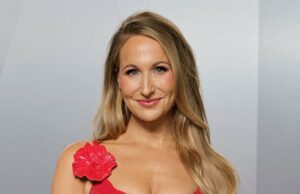 Nikki Glaser sofre erro no guarda-roupa de roupa íntima em ‘Live With Kelly and Mark’ Tudo o que Nikki Glaser brincou na indústria da beleza e da moda