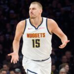 Nikola Jokic (15) do Denver Nuggets reagindo a uma jogada contra o Minnesota Timberwolves.