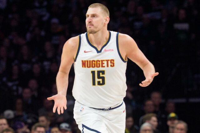 Nikola Jokic (15) do Denver Nuggets reagindo a uma jogada contra o Minnesota Timberwolves.