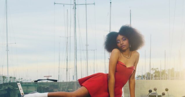 'Ninguém se parece comigo e soa como eu': flowerovlove redefine o que significa estrelato pop
