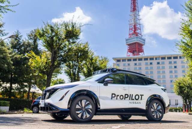 Nissan aposta tudo em seu futuro com IA Nissan CEO Ivan Espinosa on stage announcing a robotaxi partnership between Wayne, Uber and Nissan in March 2026