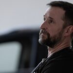 Dr. Robby segura a bebê Jane Doe na cena final de