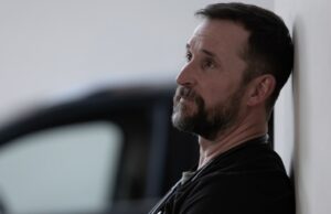 Noah Wyle revela sua proposta original sobre como a segunda temporada de ‘The Pitt’ deve começar e terminar Dr. Robby segura a bebê Jane Doe na cena final de