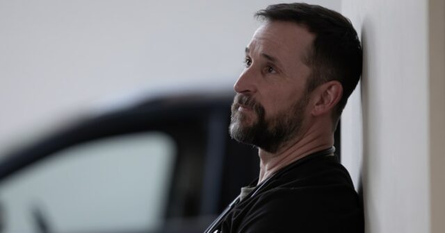 Dr. Robby segura a bebê Jane Doe na cena final de 