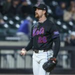 O arremessador titular do New York Mets, Nolan McLean, reage após desistir de um home run de duas corridas.