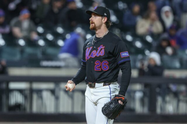 O arremessador titular do New York Mets, Nolan McLean, reage após desistir de um home run de duas corridas.