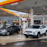 “Nós culpamos Trump”: Motoristas fazem fila para gasolina de graça enquanto os preços sobem nos EUA