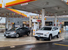 “Nós culpamos Trump”: Motoristas fazem fila para gasolina de graça enquanto os preços sobem nos EUA “Nós culpamos Trump”: Motoristas fazem fila para gasolina de graça enquanto os preços sobem nos EUA