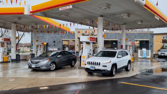 “Nós culpamos Trump”: Motoristas fazem fila para gasolina de graça enquanto os preços sobem nos EUA
