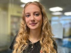 ‘Nossas bebidas foram fortalecidas quando tínhamos 15 anos’ Daisy tem cabelos castanhos longos e lisos e olhos escuros. Ela está vestindo uma camiseta preta e tem dois colares de prata no pescoço.