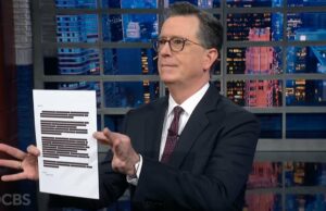 Nota de despedida redigida de Stephen Colbert para Pam Bondi zomba de seus arquivos de Epstein sendo descartados pela última vez | Vídeo Todd Blanche