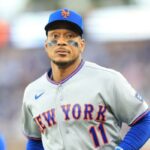 Jorge Polanco nº 11 do New York Mets observa durante um jogo contra o Los Angeles Dodgers no Dodger Stadium em 13 de abril de 2026 em Los Angeles, Califórnia.