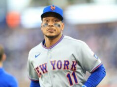 Nova lesão surge para Jorge Polanco, do Mets, enquanto a questão do IL persiste Jorge Polanco nº 11 do New York Mets observa durante um jogo contra o Los Angeles Dodgers no Dodger Stadium em 13 de abril de 2026 em Los Angeles, Califórnia.