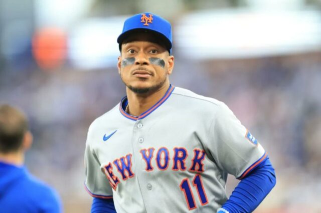 Jorge Polanco nº 11 do New York Mets observa durante um jogo contra o Los Angeles Dodgers no Dodger Stadium em 13 de abril de 2026 em Los Angeles, Califórnia.