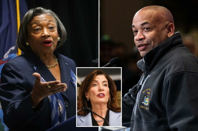 Os membros da Assembleia representam o Juramento de Fidelidade na Câmara da Assembleia no Capitólio do Estado de Nova York.