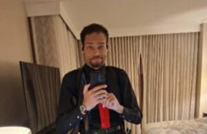 Nova selfie arrepiante de quarto de hotel do suposto atirador de Trump revelada enquanto imagens chocantes revelam o momento exato em que o Serviço Secreto abriu fogo Uma nova selfie arrepiante do 'suposto assassino' do acusado Donald Trump, Cole Tomas Allen, foi divulgada por promotores federais