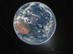 Nova visão deslumbrante da Terra capturada pelos astronautas Artemis II viajando para a lua Esta imagem fornecida pela NASA mostra uma vista da Terra tirada pelo astronauta da NASA e comandante do Artemis II, Reid Wiseman, da janela da espaçonave Orion após completar a queima de injeção translunar em 2 de abril.