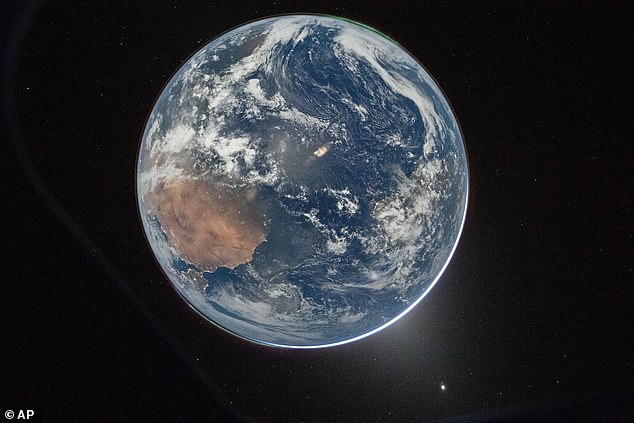 Nova visão deslumbrante da Terra capturada pelos astronautas Artemis II Esta imagem fornecida pela NASA mostra uma vista da Terra tirada pelo astronauta da NASA e comandante do Artemis II, Reid Wiseman, da janela da espaçonave Orion após completar a queima de injeção translunar em 2 de abril.