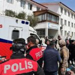 Forças de segurança turcas e equipes de emergência no pátio da escola.