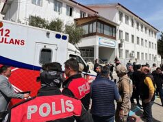 Nove mortos em tiroteio em escola na Turquia, o segundo em poucos dias Forças de segurança turcas e equipes de emergência no pátio da escola.