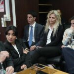 Dalma Maradona, à direita, e Gianinna Maradona, segunda à esquerda, filhas do falecido astro do futebol Diego Maradona