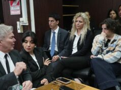 Novo julgamento pela morte de Diego Maradona é retomado na Argentina Dalma Maradona, à direita, e Gianinna Maradona, segunda à esquerda, filhas do falecido astro do futebol Diego Maradona