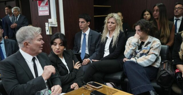 Dalma Maradona, à direita, e Gianinna Maradona, segunda à esquerda, filhas do falecido astro do futebol Diego Maradona 