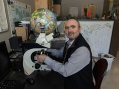 Novo mineral descoberto dentro do diamante das profundezas da Terra agora nomeado em homenagem ao geoquímico de Alberta Ícone de conversão de texto em fala