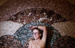 Nua e sem medo aos 73 anos, ela desafia ideias sobre mulheres idosas em um palco de Hollywood Nua e sem medo aos 73 anos, ela desafia ideias sobre mulheres idosas em um palco de Hollywood