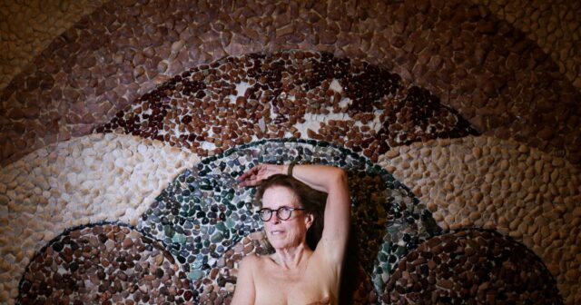 Nua e sem medo aos 73 anos, ela desafia ideias sobre mulheres idosas em um palco de Hollywood
