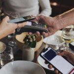 Amigos pagando sem contato no restaurante