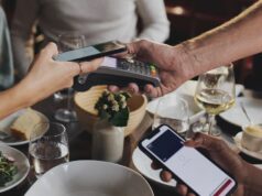 Número alarmante de australianos perseguindo amigos por dinheiro, revelam números Amigos pagando sem contato no restaurante