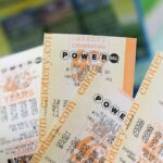 Um cliente segura bilhetes de loteria em Hawthorne, Califórnia, em 25 de agosto de 2025.