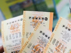 Números vencedores da Powerball para um jackpot de US$ 100 milhões na quarta-feira, 22 de abril Um cliente segura bilhetes de loteria em Hawthorne, Califórnia, em 25 de agosto de 2025.