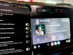 O Android Auto pode finalmente resolver seu problema com alarmes Um SUV prateado em frente ao logotipo do Android Auto em um fundo geométrico verde e azul
